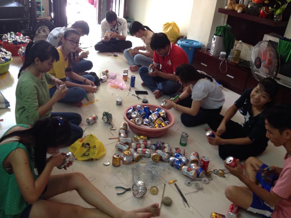 Y Tam Makes Lanterns from Cans for the Mid-Autumn Festival Program