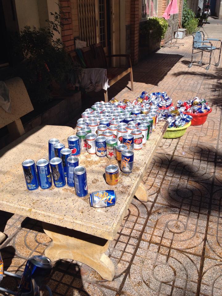 Y Tam Makes Lanterns from Cans for the Mid-Autumn Festival Program