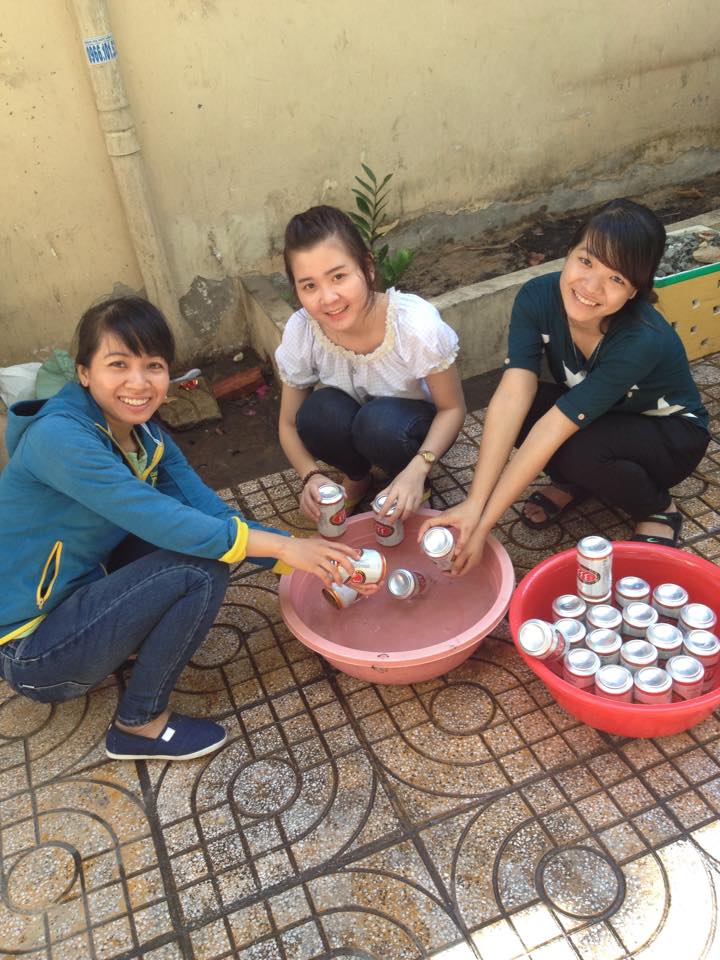 Y Tam Makes Lanterns from Cans for the Mid-Autumn Festival Program