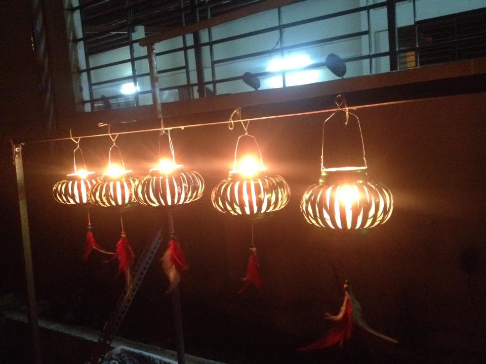 Y Tam Makes Lanterns from Cans for the Mid-Autumn Festival Program