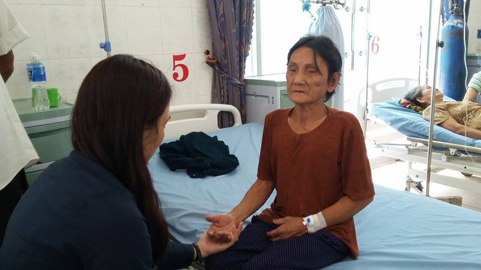 Y Tam Visits an Elderly Woman in Đức Linh, Bình Thuận