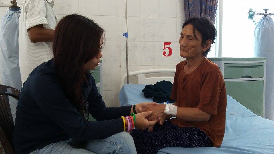 Y Tam Visits an Elderly Woman in Đức Linh, Bình Thuận