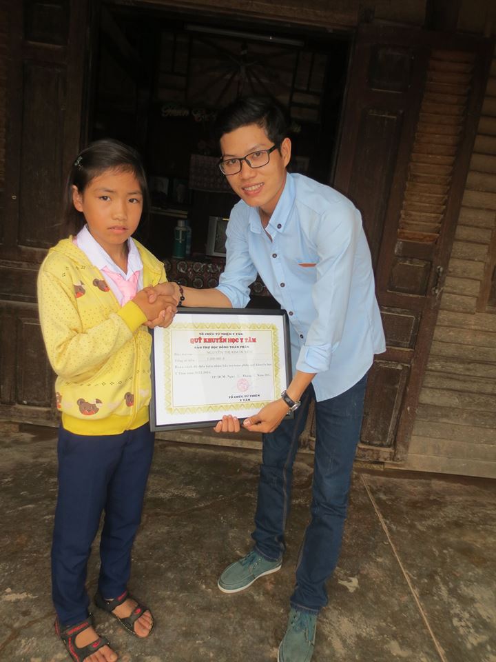 Y Tam Awards a Full Scholarship to Little Nguyễn Thị Kim Duyên
