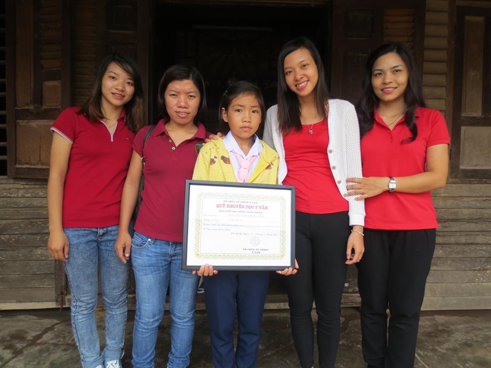 Y Tam Awards a Full Scholarship to Little Nguyễn Thị Kim Duyên