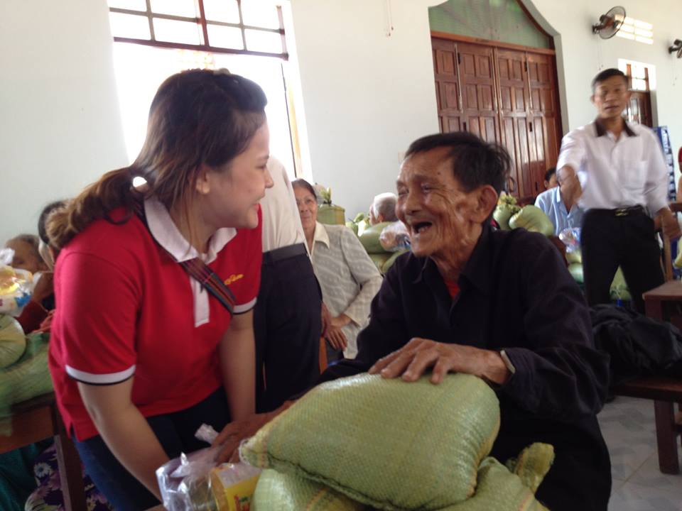 Y Tam Gives Tết Gifts to Villagers in Đức Linh, Bình Thuận, 30/1/2016