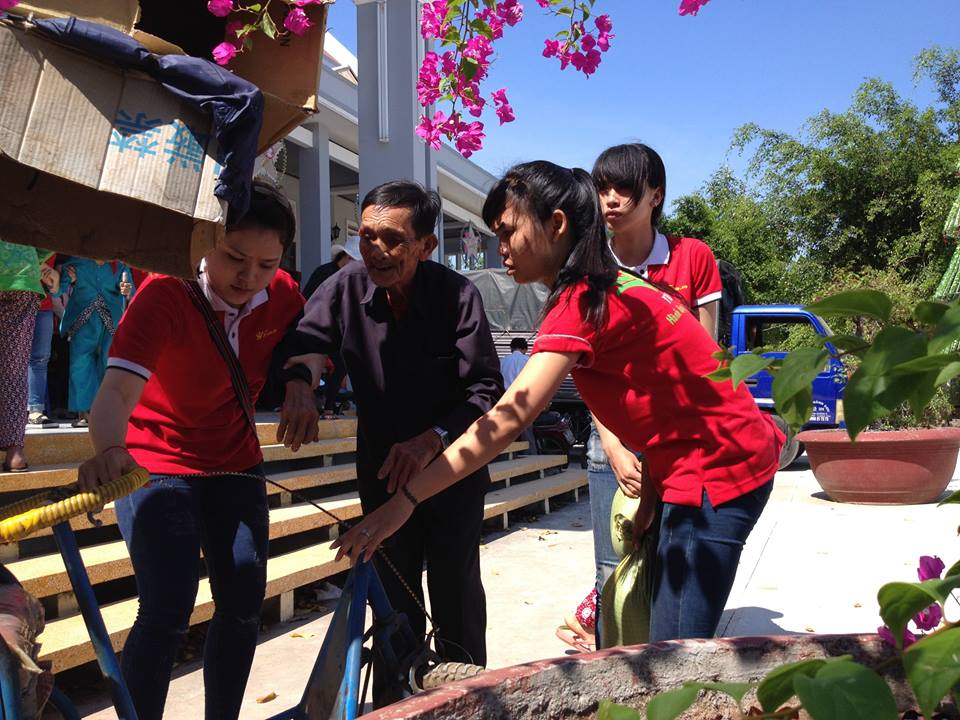 Y Tam Gives Tết Gifts to Villagers in Đức Linh, Bình Thuận, 30/1/2016