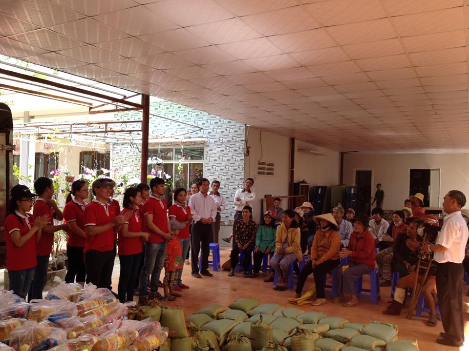 Y Tam Gives Tết Gifts to Villagers in Đức Linh, Bình Thuận, 30/1/2016